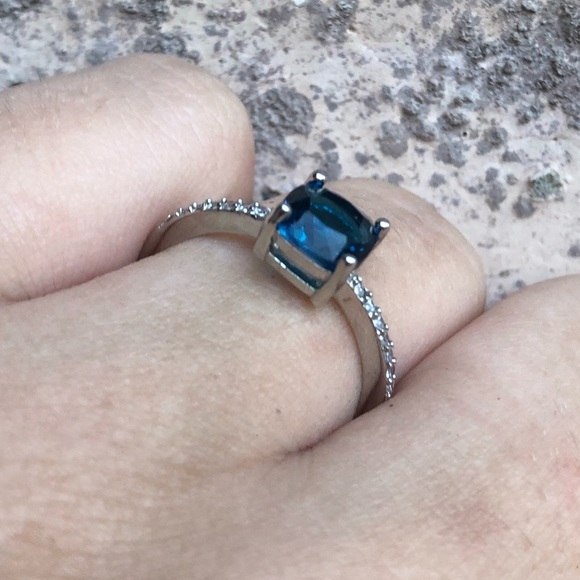 Sterling Silver Ring with Beautiful Blue Stone - Picture 5 of 10